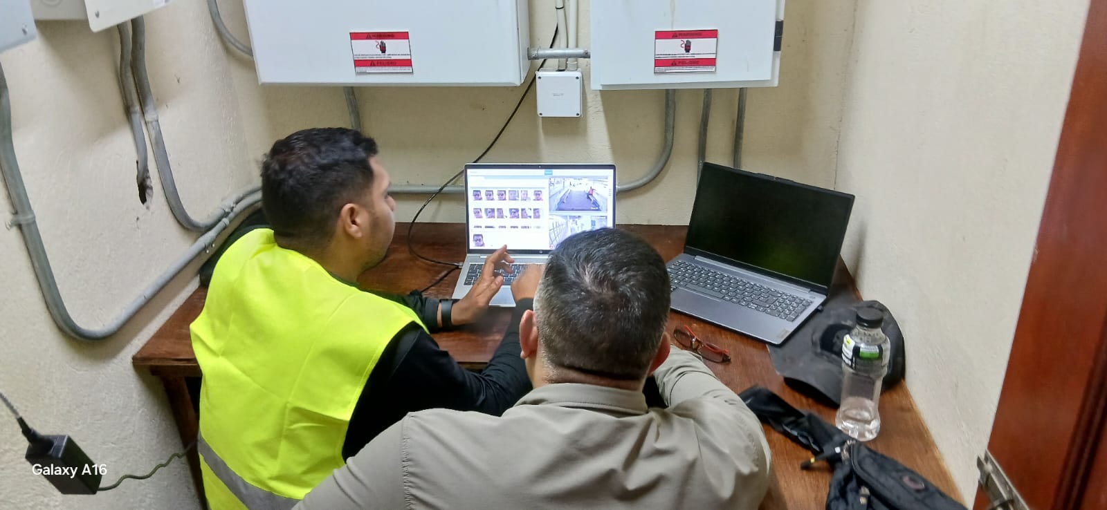 Equipo técnico Carvitel monitoreando sistemas