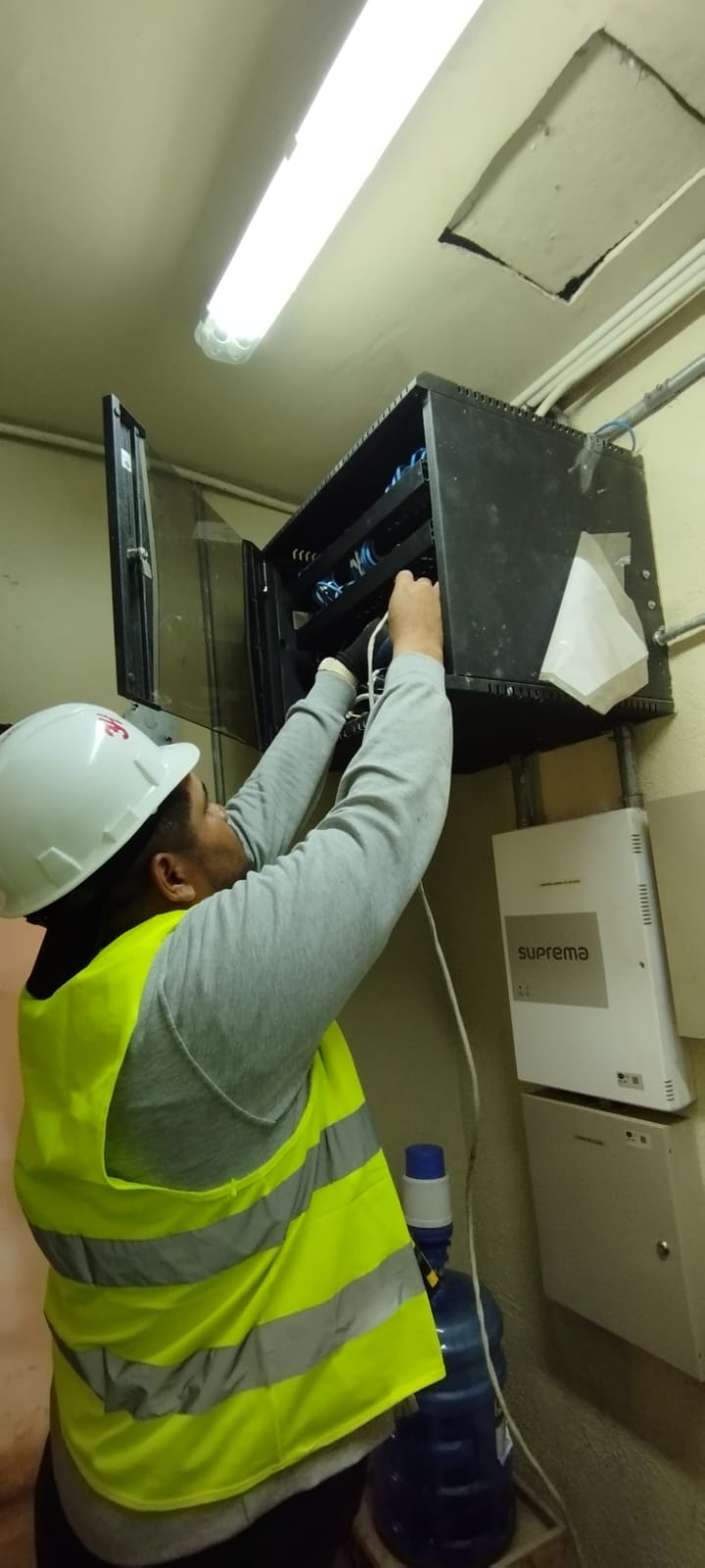 Trabajo técnico en gabinete de control